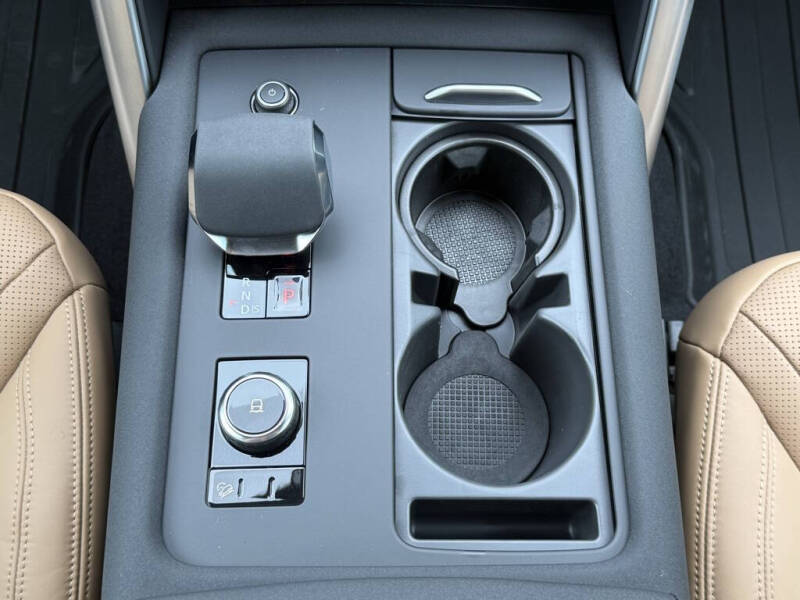 2025 Land Rover Discovery P300 Dynamic SE