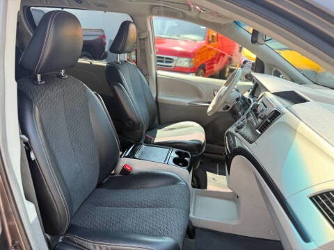 2013 Toyota Sienna SE 8-Passenger