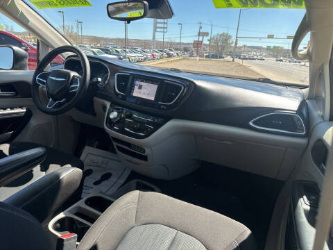 2024 Chrysler Voyager LX