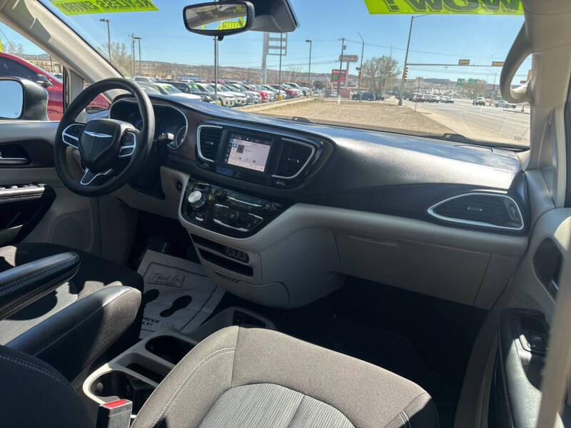 2024 Chrysler Voyager LX