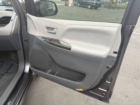 2015 Toyota Sienna XLE Premium 8-Passenger