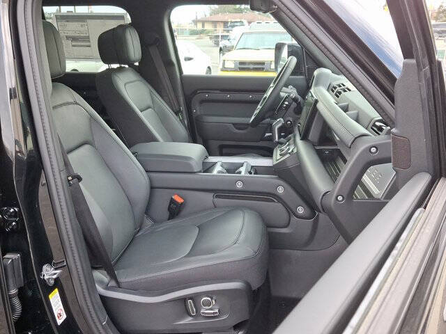 2025 Land Rover Defender 130 V8 P500