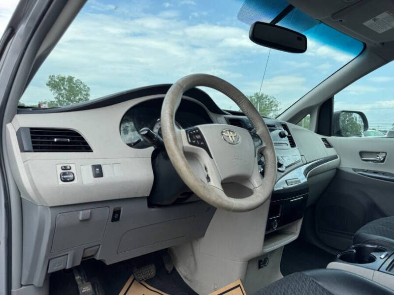 2012 Toyota Sienna SE 8-Passenger