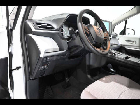 2026 Toyota Sienna LE 8-Passenger