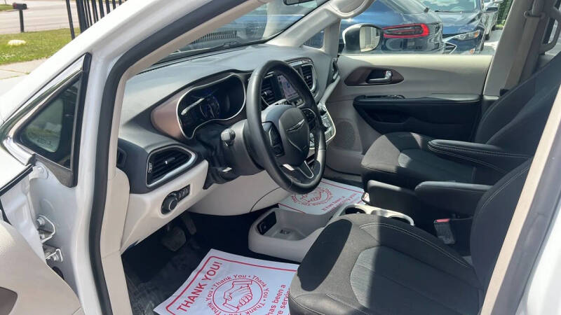 2022 Chrysler Voyager LX