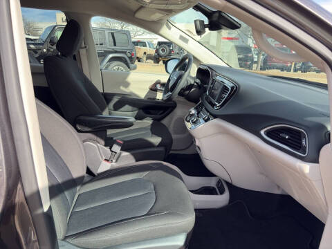 2023 Chrysler Voyager LX