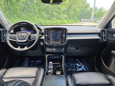 2023 Volvo XC40 B5 Plus Dark Theme