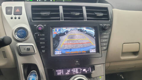 2014 Toyota Prius v Five