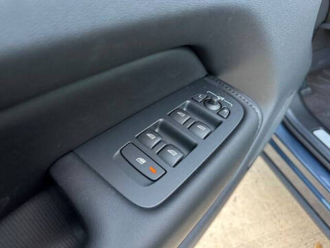 2025 Volvo XC60 T8 Core Dark Theme