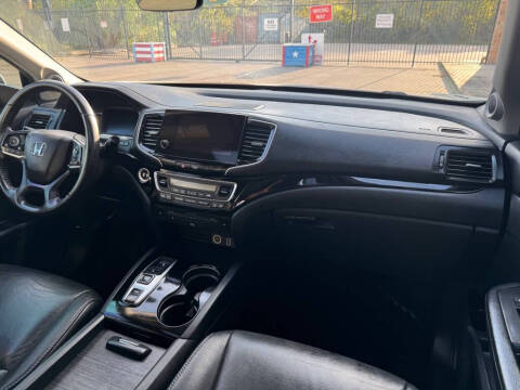 2019 Honda Pilot Touring w/Rear Captain's Chairs