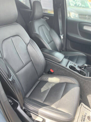 2022 Volvo XC40 T4 Momentum