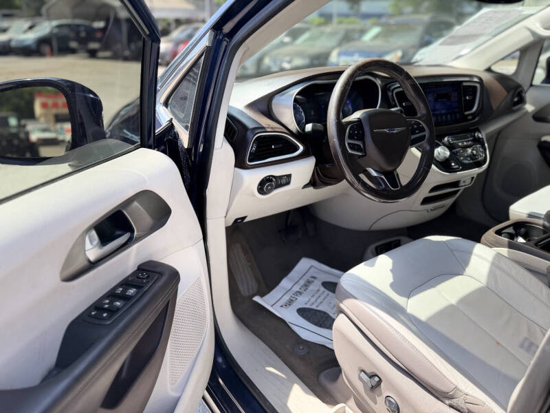 2017 Chrysler Pacifica Touring-L