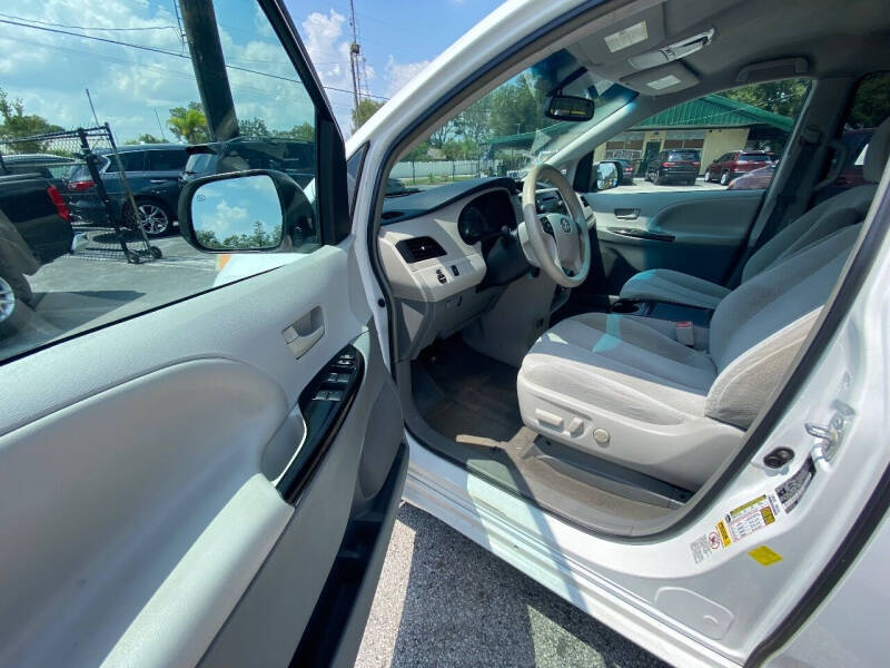 2014 Toyota Sienna null photo 13