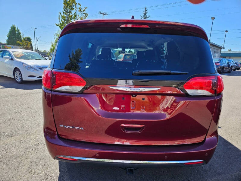 2017 Chrysler Pacifica Touring-L
