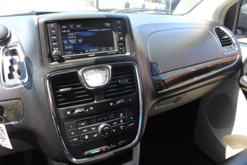 2015 Chrysler Town and Country Touring-L