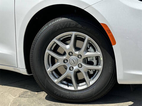 2025 Chrysler Pacifica Select