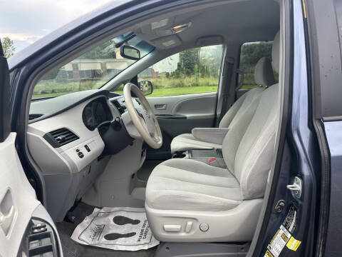 2014 Toyota Sienna LE 8-Passenger