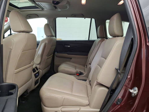 2019 Honda Pilot Touring w/Rear Captain's Chairs