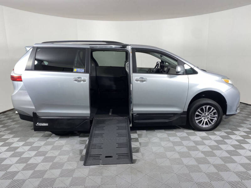 Used 2019 Toyota Sienna XLE with VIN 5TDYZ3DC0KS976844 for sale in Tucker, GA
