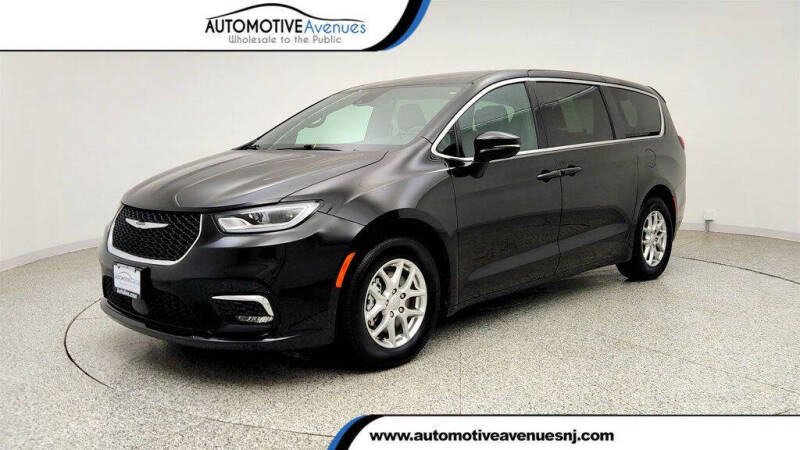2025 Chrysler Pacifica Select
