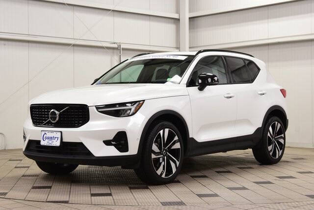 2025 Volvo XC40 B5 Plus Dark Theme