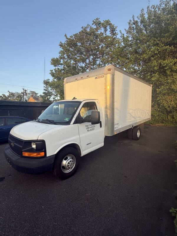 2016 Chevrolet Express G4500's photo