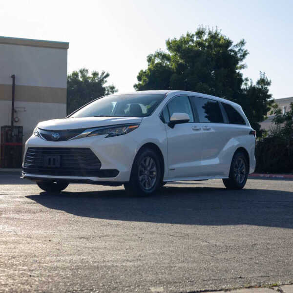 2021 Toyota Sienna LE 8-Passenger