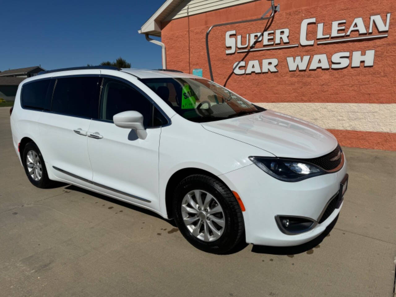 2018 Chrysler Pacifica for sale at Illinois Auto Wholesalers in Tolono, IL