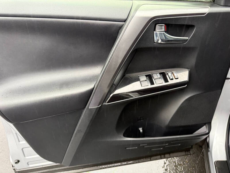 2017 Toyota RAV4 Hybrid SE