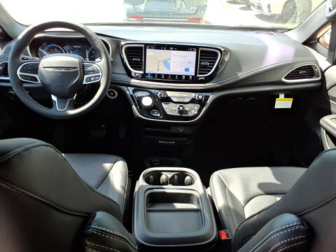 2027 Chrysler Pacifica Select