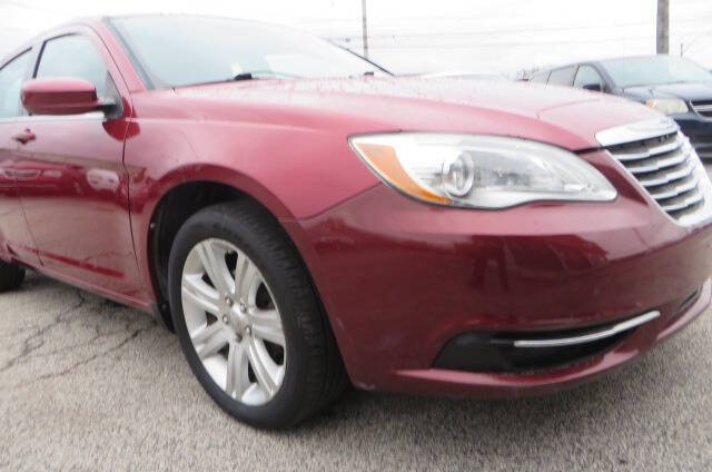 2013 Chrysler 200 Touring photo 18