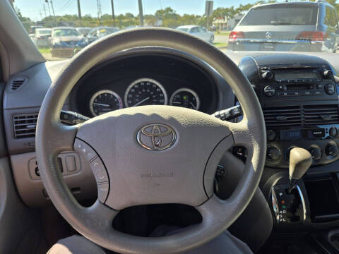 2004 Toyota Sienna LE 8 Passenger