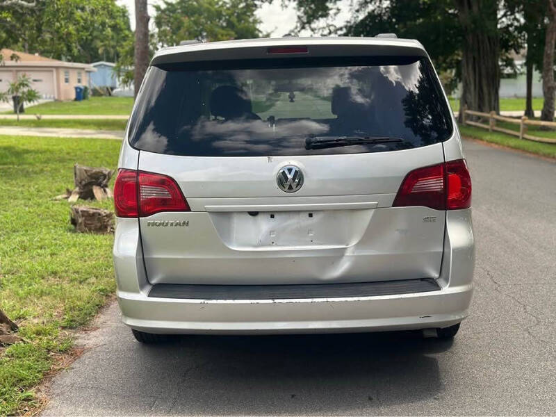 2011 Volkswagen Routan SE