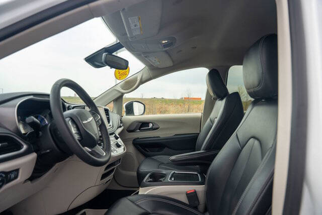 2023 Chrysler Pacifica Plug-In Hybrid Touring L