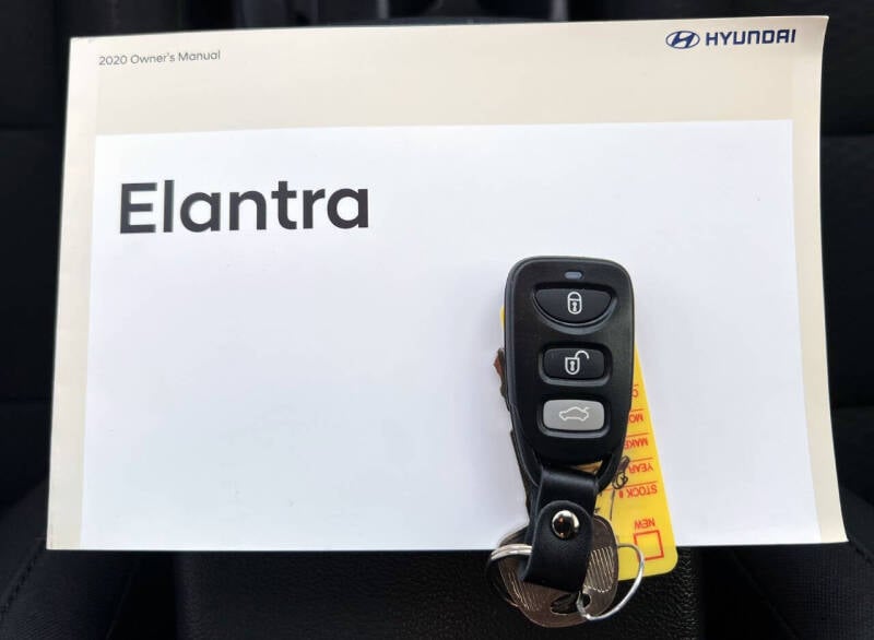 2020 Hyundai Elantra SEL photo 24