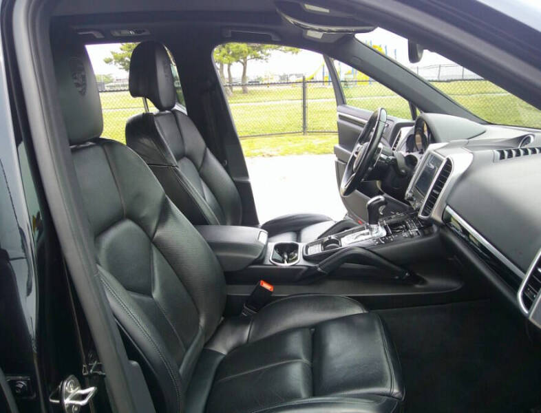 2017 Porsche Cayenne Platinum Edition