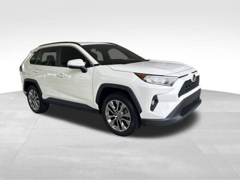 Used 2019 Toyota RAV4 XLE Premium with VIN JTMC1RFV0KD018057 for sale in Davie, FL