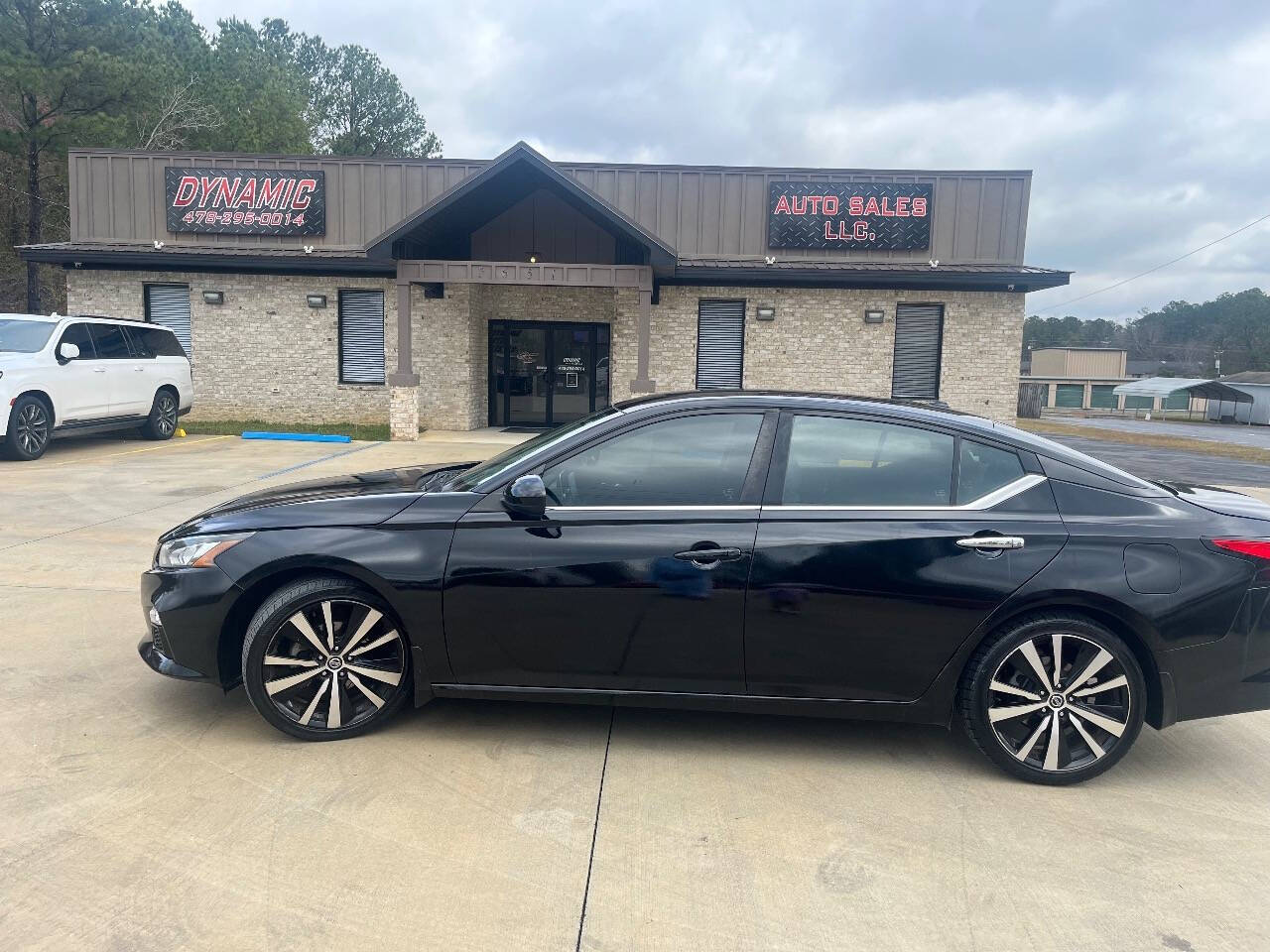 2021 Nissan Altima SR's photo