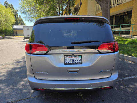 2018 Chrysler Pacifica Hybrid Limited