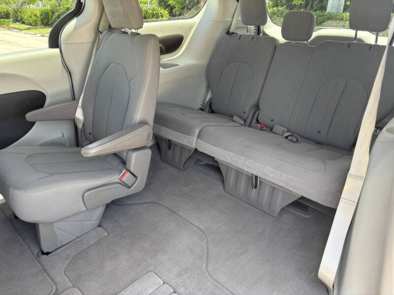 2021 Chrysler Voyager LX