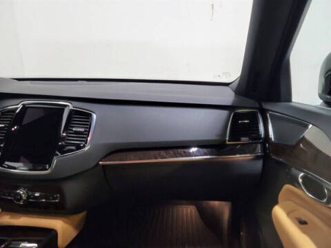 2016 Volvo XC90 T6 Momentum