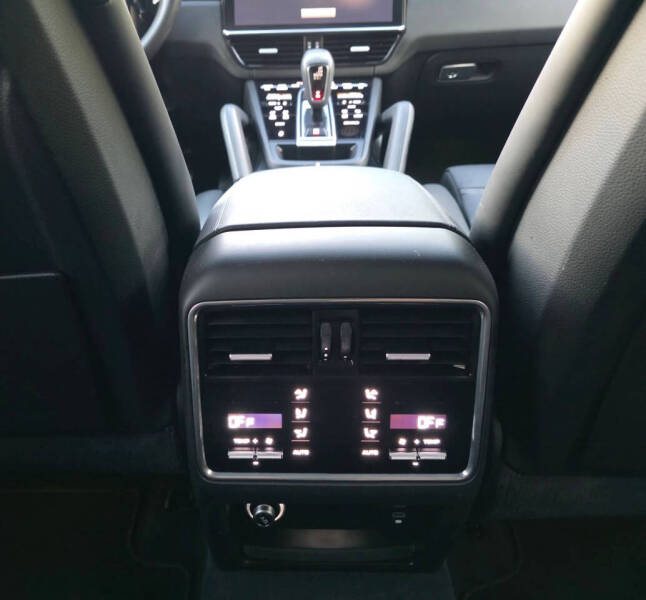 2023 Porsche Cayenne Platinum Edition