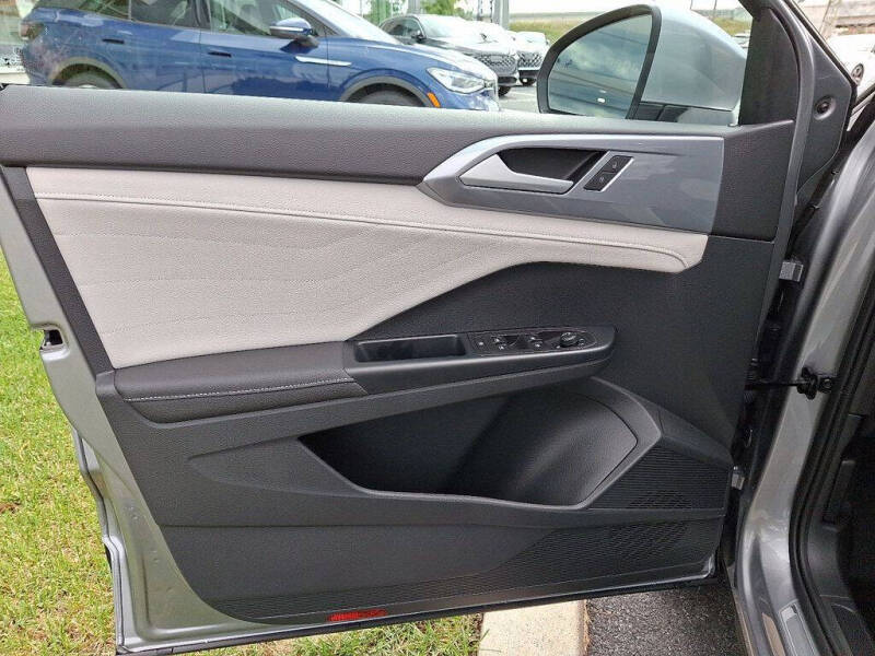 2025 Volkswagen Taos SEL 4Motion