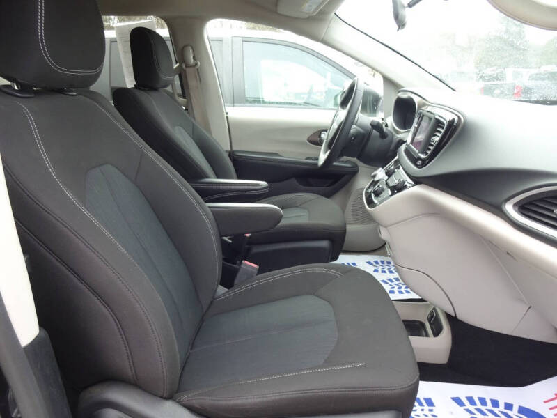 2022 Chrysler Voyager LX