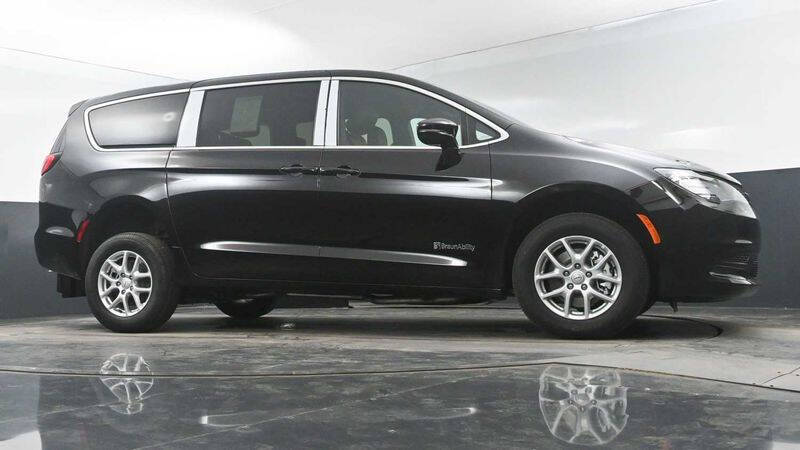 2025 Chrysler Voyager LX