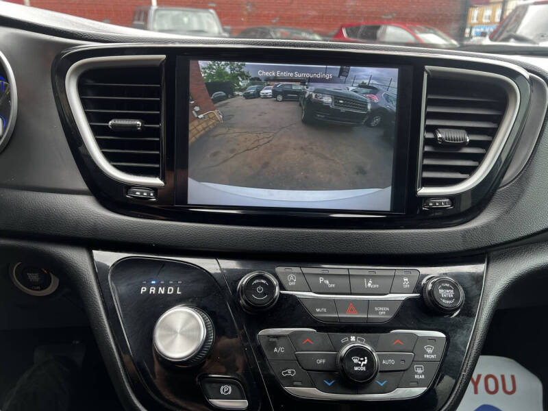 2026 Chrysler Pacifica Select