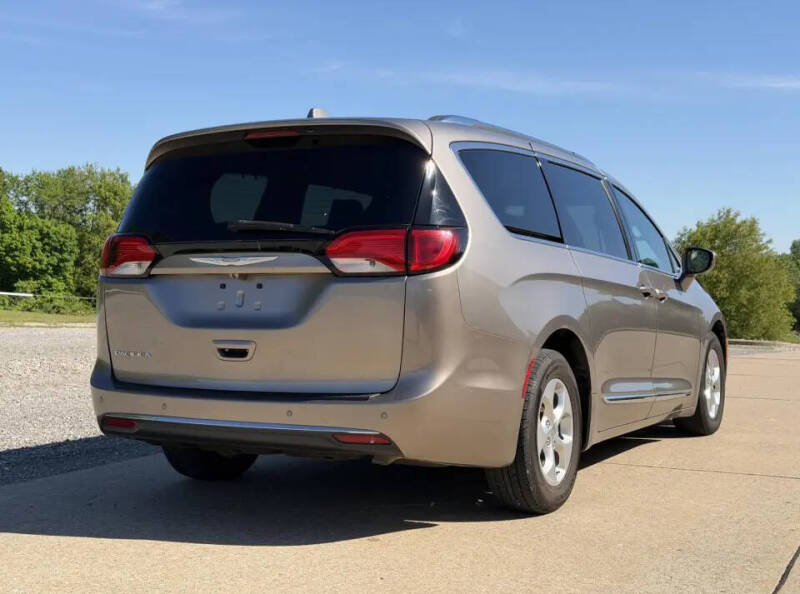 2017 Chrysler Pacifica Touring-L Plus