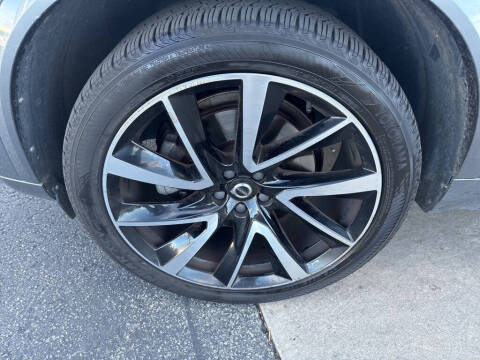 2020 Volvo XC90 T6 Momentum 6-Passenger