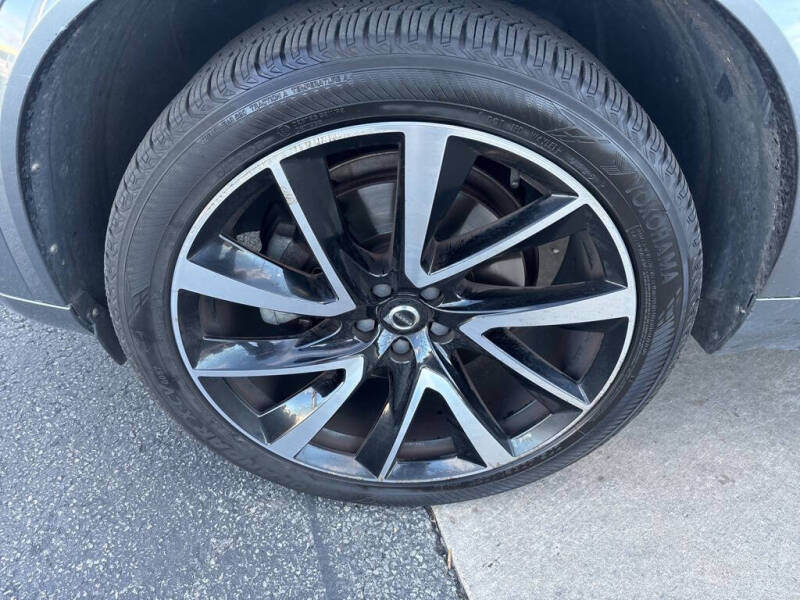 2020 Volvo XC90 T6 Momentum 6-Passenger