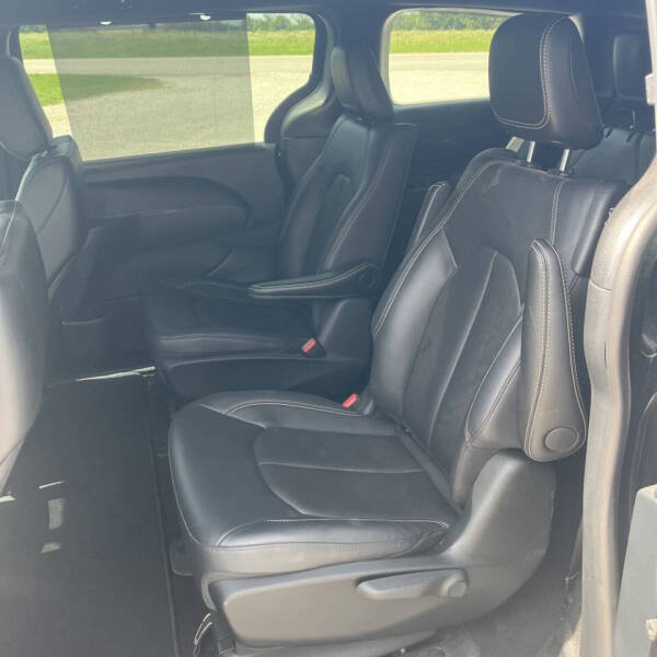 2025 Chrysler Pacifica Plug-In Hybrid Select
